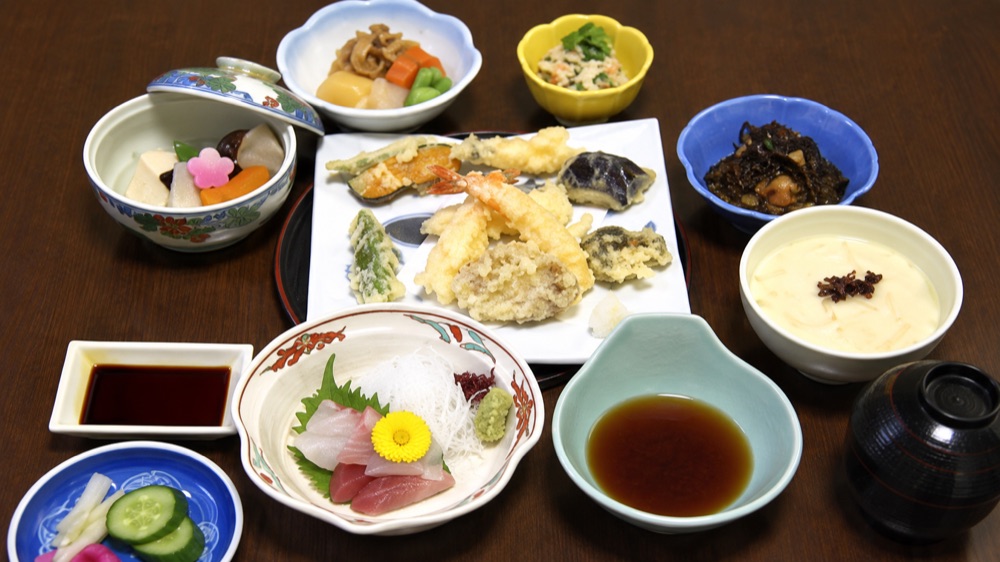 天麩羅と小鉢をそろえた会席料理（盛り付けの一例）