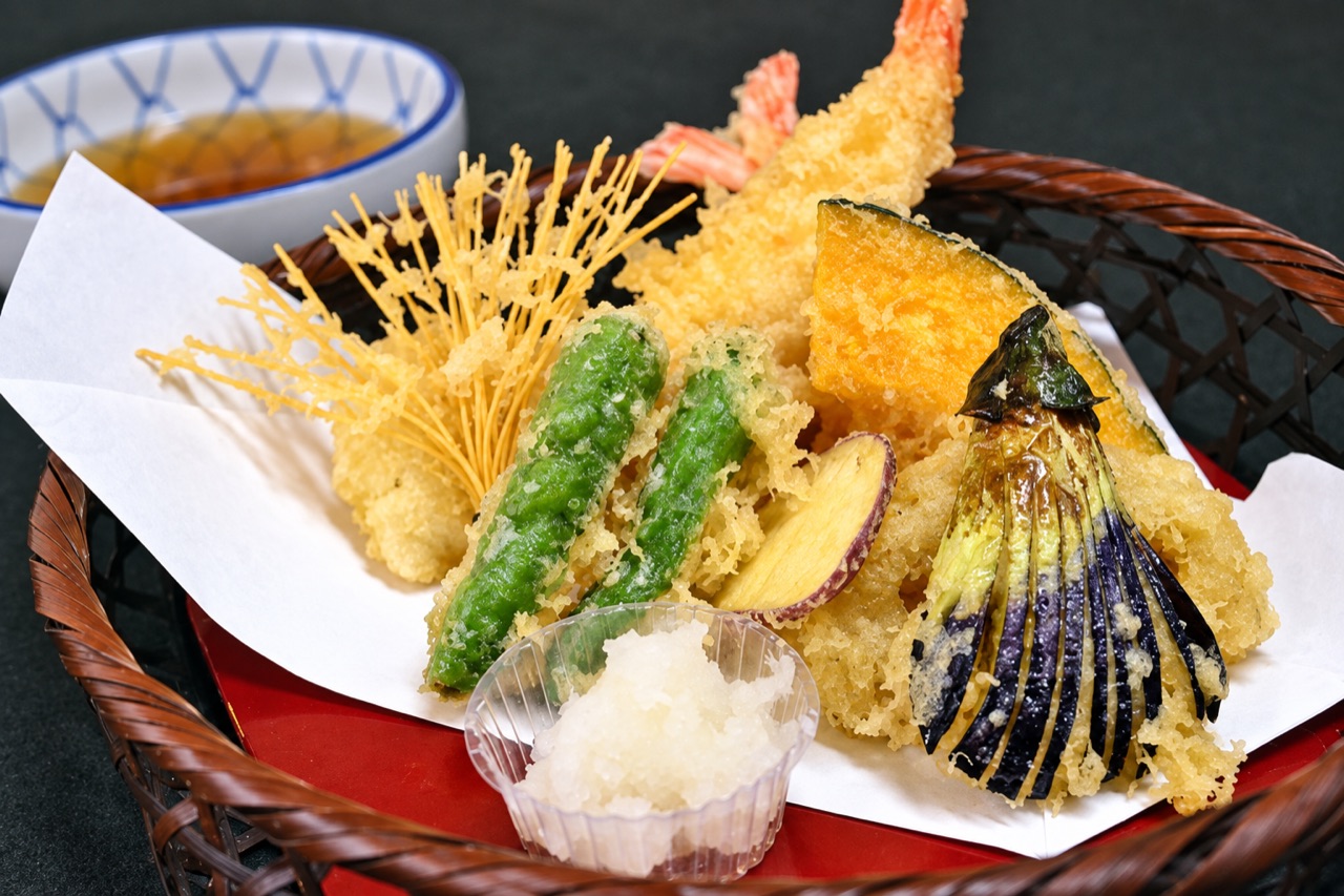 海老と野菜を盛り合わせた三笑亭の天麩羅